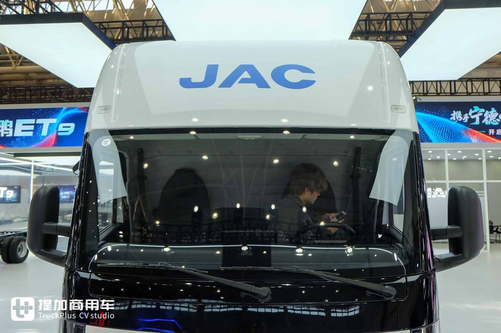 Subverting Traditional New Energy Light Trucks! What Makes JAC Trucks Kunpeng ET9 Stand Out with Its Low - Drag Wedge - Shaped Body and Spacious Cab?