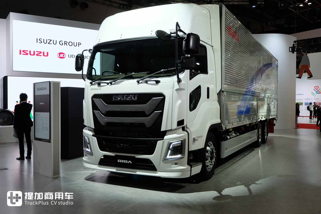 2025 Japan Mobility Show | New Giga Debuts, UD Trucks Models Stand Out, On-Site Photos of ISUZU Group’s Exhibits