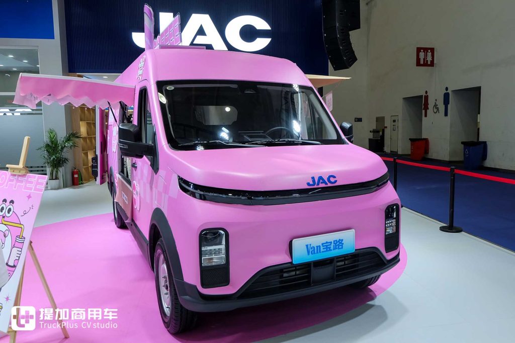 2025 CCVS | Kunpeng ET9, a "New Species" of Light Truck, Makes Its Debut! Is There Much to Expect from the Combination of Pickup Trucks and Agricultural Spraying Drones? A Close Look at JAC Commercial Vehicle's Exhibits