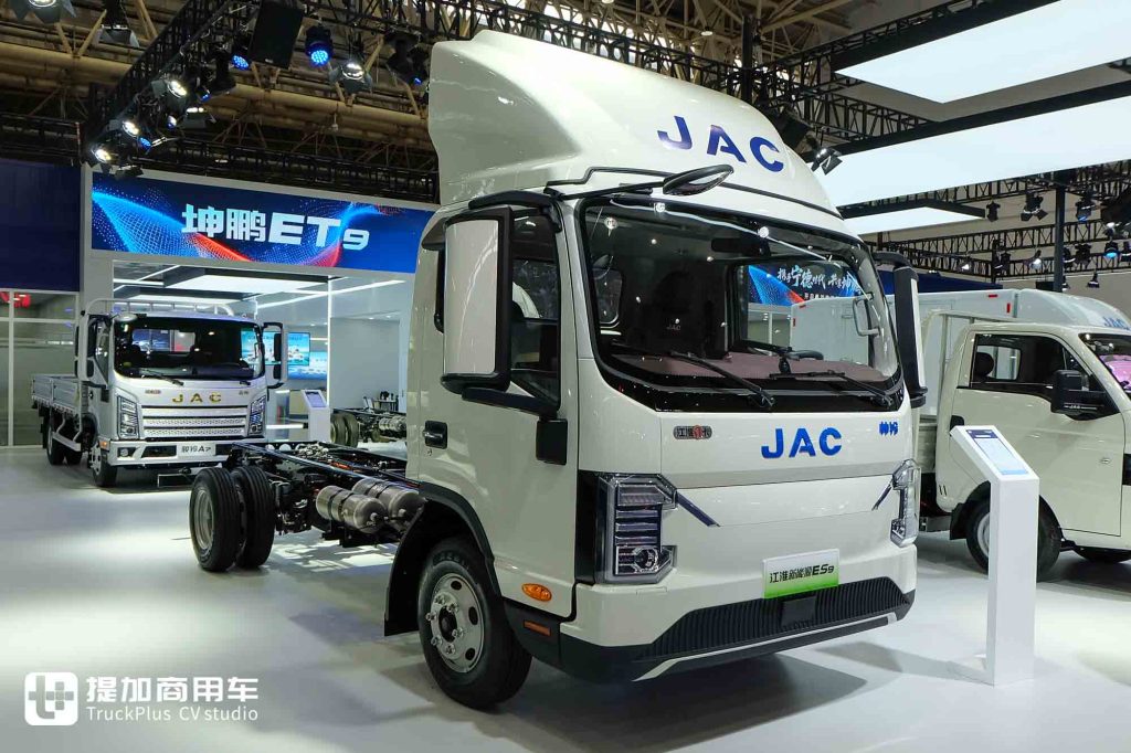 2025 CCVS | Kunpeng ET9, a "New Species" of Light Truck, Makes Its Debut! Is There Much to Expect from the Combination of Pickup Trucks and Agricultural Spraying Drones? A Close Look at JAC Commercial Vehicle's Exhibits