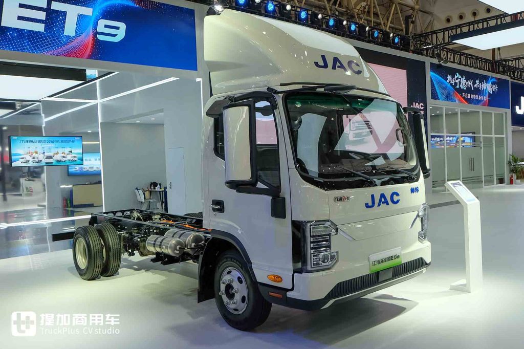 2025 CCVS | Kunpeng ET9, a "New Species" of Light Truck, Makes Its Debut! Is There Much to Expect from the Combination of Pickup Trucks and Agricultural Spraying Drones? A Close Look at JAC Commercial Vehicle's Exhibits