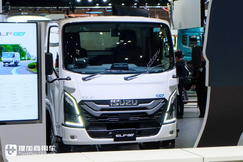 2025 Japan Mobility Show | New Giga Debuts, UD Trucks Models Stand Out, On-Site Photos of ISUZU Group’s Exhibits