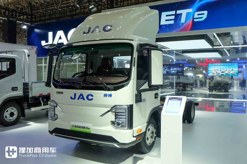 2025 CCVS | Kunpeng ET9, a "New Species" of Light Truck, Makes Its Debut! Is There Much to Expect from the Combination of Pickup Trucks and Agricultural Spraying Drones? A Close Look at JAC Commercial Vehicle's Exhibits
