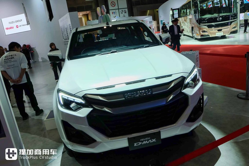 2025 Japan Mobility Show | New Giga Debuts, UD Trucks Models Stand Out, On-Site Photos of ISUZU Group’s Exhibits