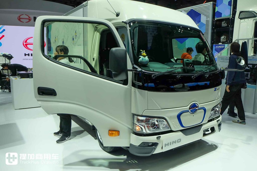 2025 Japan Mobility Show | Dakar Rally Truck & New-Generation Luxury Bus Debut, On-Site Photos of HINO’s Exhibits