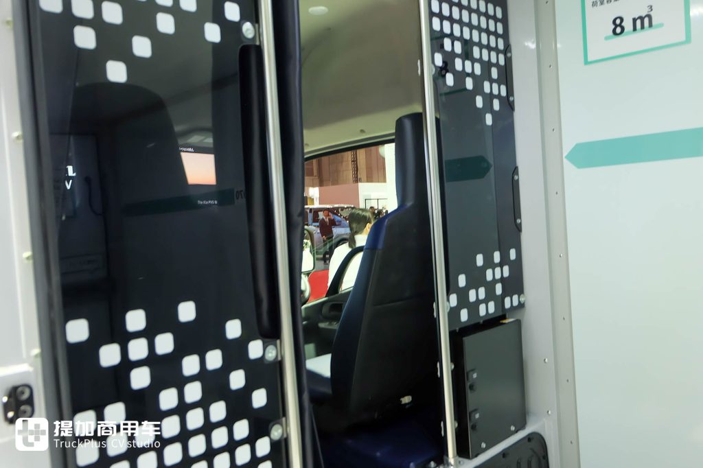 2025 Japan Mobility Show | Dakar Rally Truck & New-Generation Luxury Bus Debut, On-Site Photos of HINO’s Exhibits