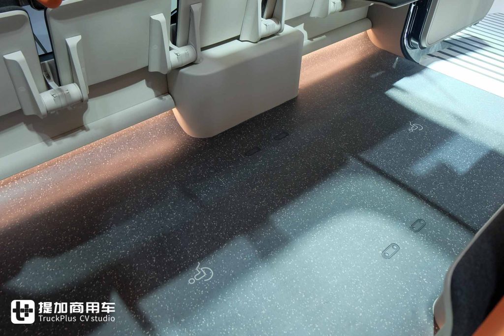 2025 Japan Mobility Show | Dakar Rally Truck & New-Generation Luxury Bus Debut, On-Site Photos of HINO’s Exhibits