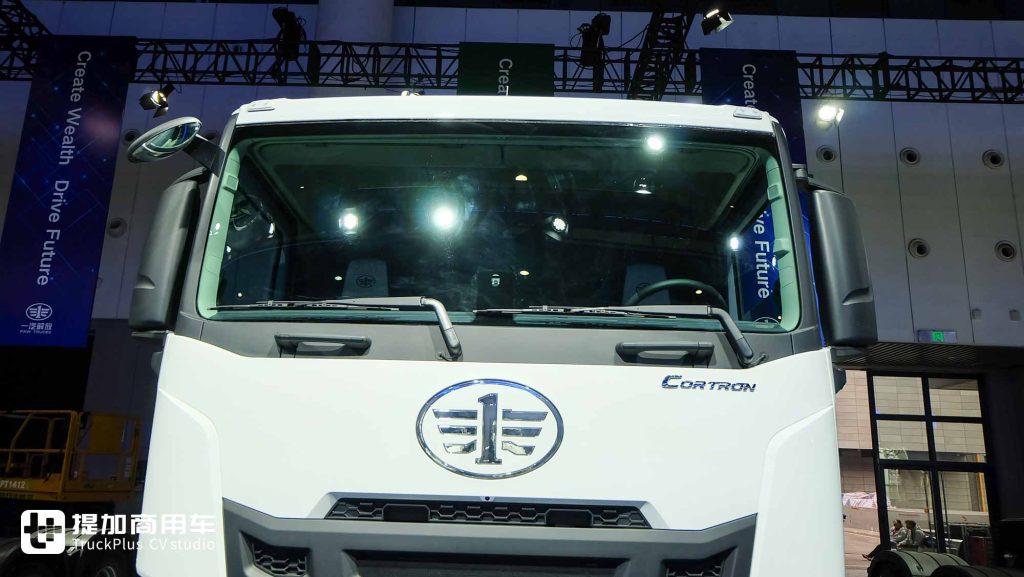 550 HP! Tripod-Inspired Design + Comfortable Interior: What Are the Strengths of FAW TRUCKS’ Export-Model CORTRON CT 550 Dump Truck?