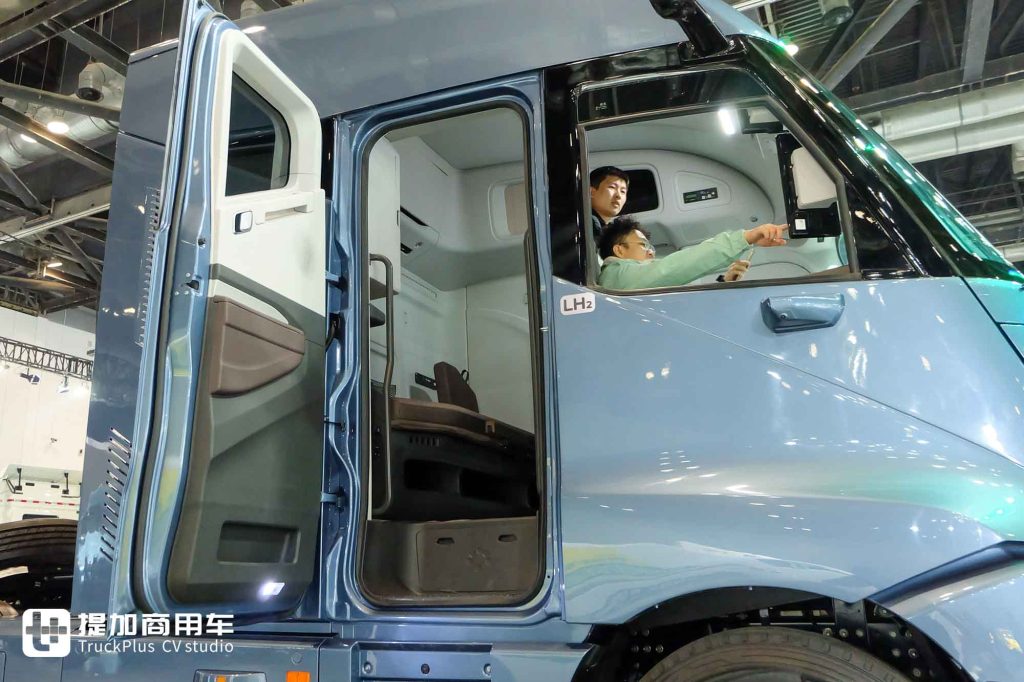 China’s First Mass-Produced Liquid Hydrogen Heavy Truck! Wedge-Shaped Body + RV-Grade Living Cabin: A Live Review of Foton Cavan BEACON Liquid Hydrogen Heavy Truck