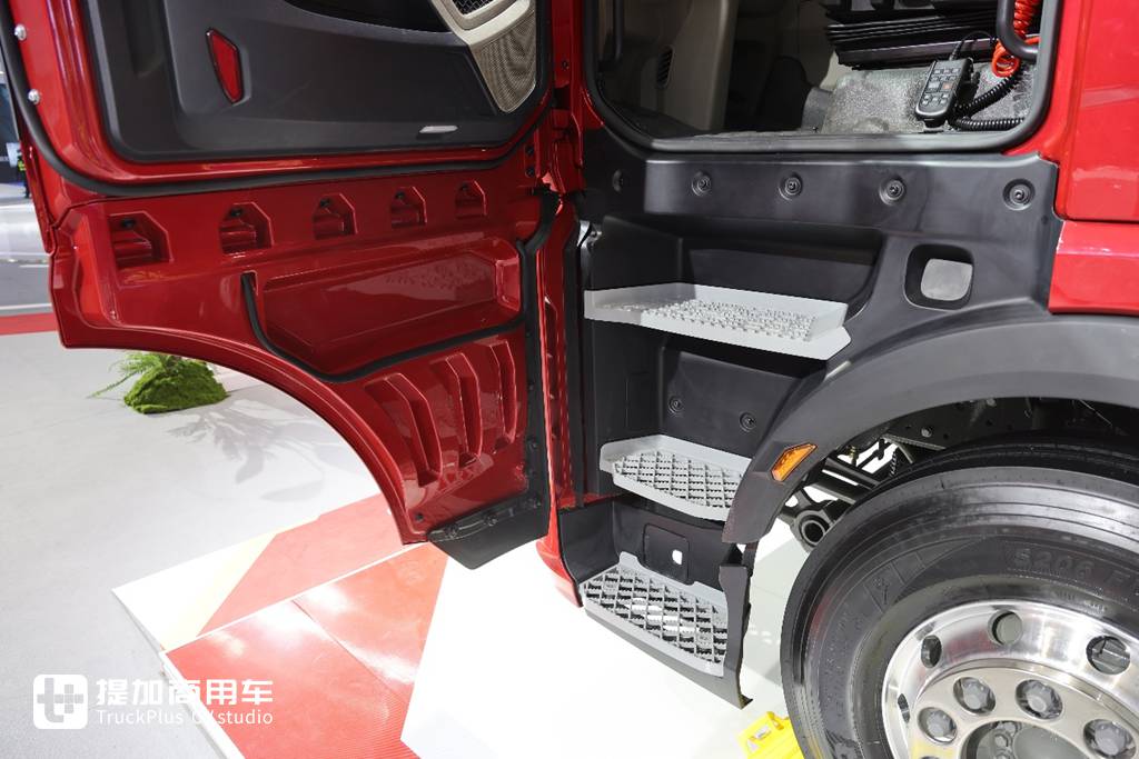 A New Flagship of China’s High-End Heavy Trucks: Sinotruk Howo KS Is Here – Live Review Uncovers Its Strengths