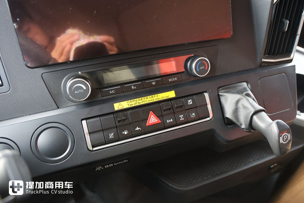 Sitrak G7S Plateau Version Dump Truck: Equipped with 580HP MAN Engine & Ultra-Comfortable Interior – A Live Review
