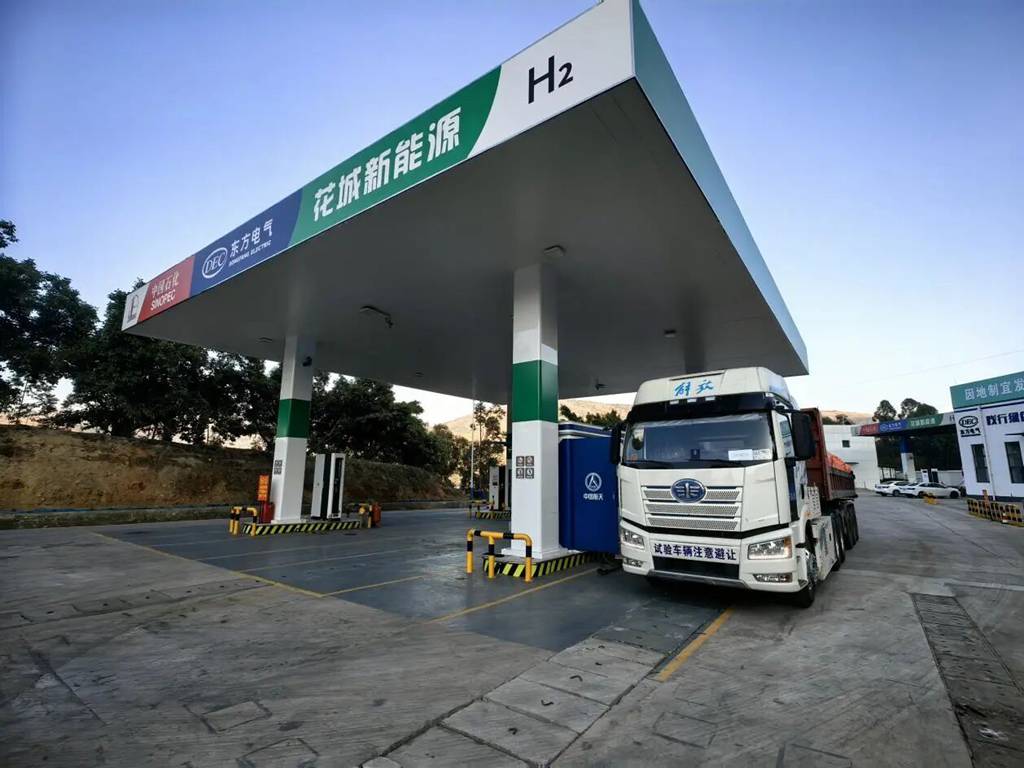 FAW TRUCKS Liquid Hydrogen Heavy Truck Launches Public Road Demonstration Operation with 1,000km Range