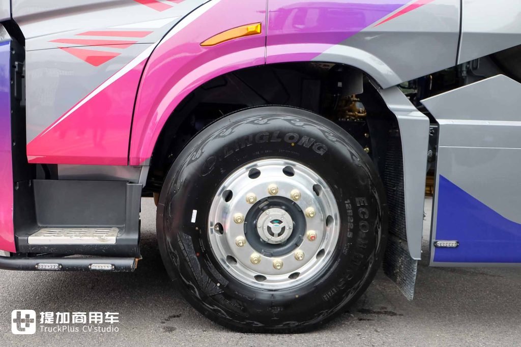 Dragon Spirit Powers Chinese Truck Culture! Modified Chenglong HK Makes a Striking Debut – Custom Parts Elevate Its Dominance!
