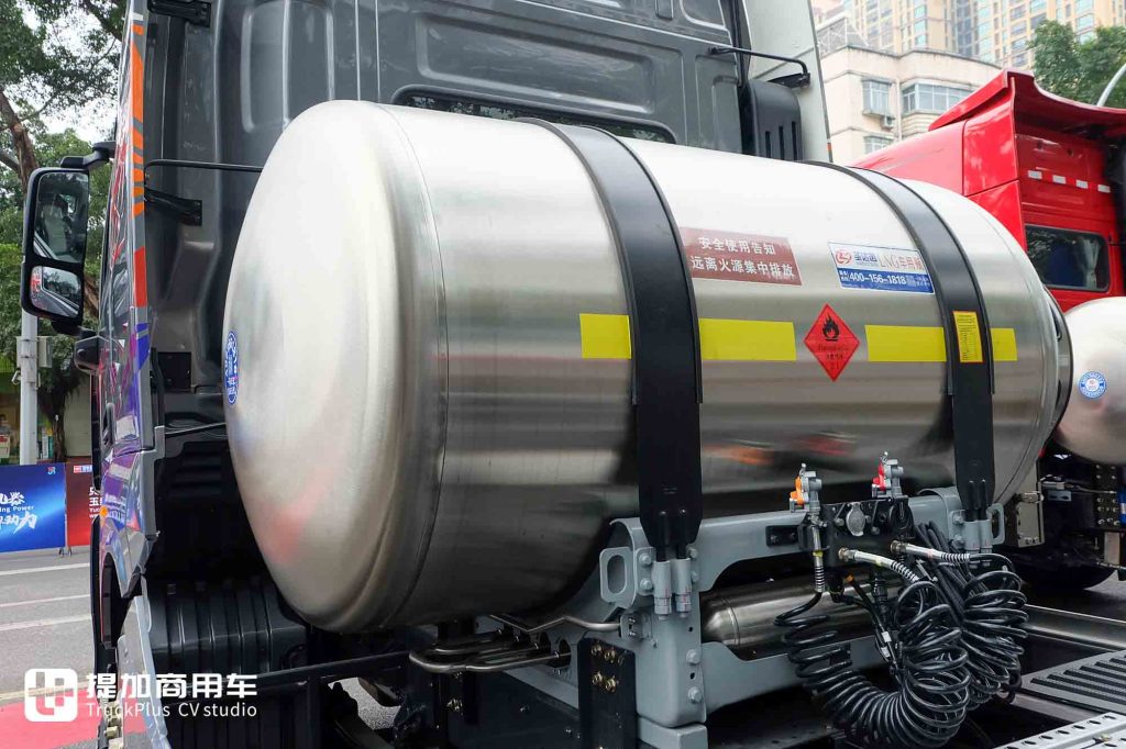 Dragon Spirit Powers Chinese Truck Culture! Modified Chenglong HK Makes a Striking Debut – Custom Parts Elevate Its Dominance!