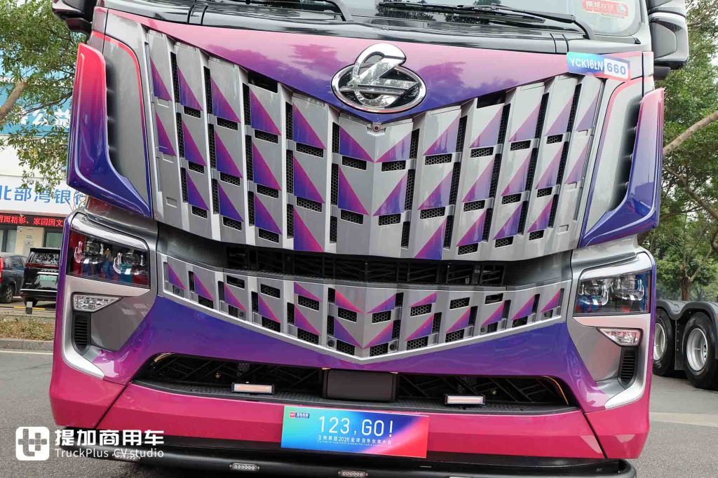 Dragon Spirit Powers Chinese Truck Culture! Modified Chenglong HK Makes a Striking Debut – Custom Parts Elevate Its Dominance!