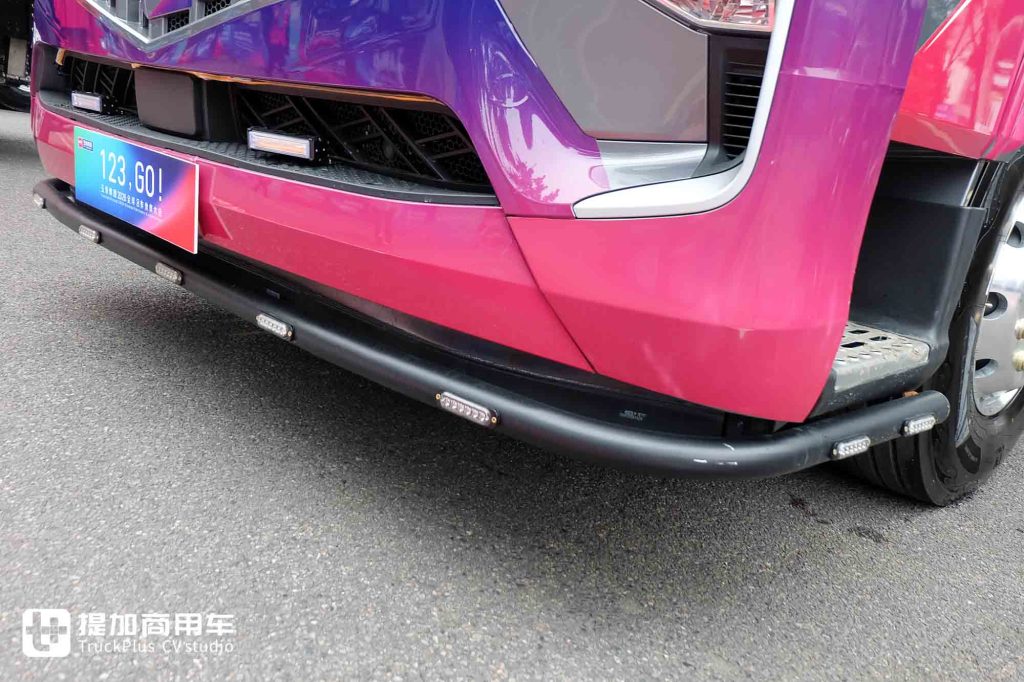 Dragon Spirit Powers Chinese Truck Culture! Modified Chenglong HK Makes a Striking Debut – Custom Parts Elevate Its Dominance!