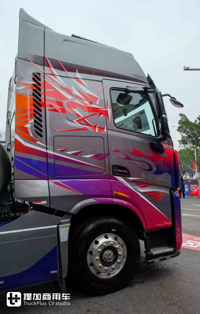 Dragon Spirit Powers Chinese Truck Culture! Modified Chenglong HK Makes a Striking Debut – Custom Parts Elevate Its Dominance!